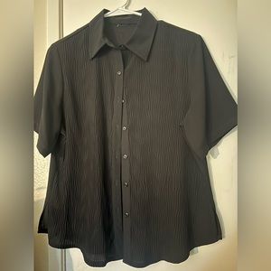 BLACK PLEATED BUTTON DOWN SHIRT